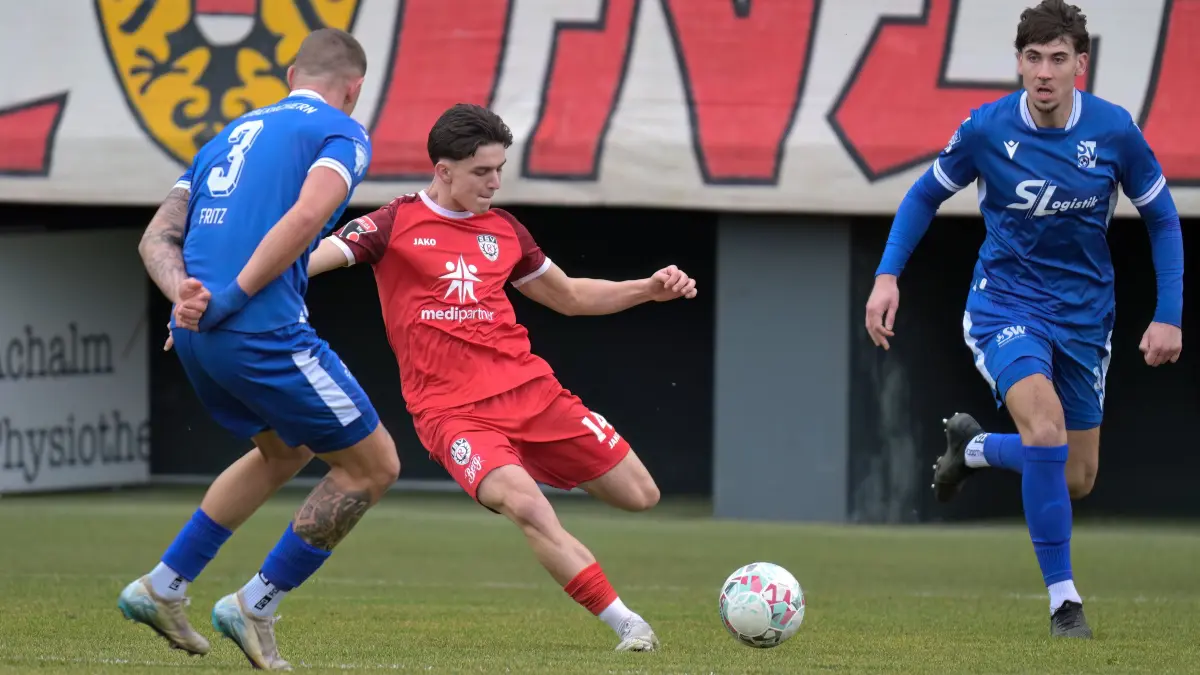 Fussball OL | SSV Reutlingen vs. SV Oberachern: Fussball OL | SSV Reutlingen (rot) vs. SV Oberachern (blau) // 2026-02-28 // Foto: Joachim Baur // #14 Maxim Schmalz (SSV Reutlingen) / #3 Luca Fritz (SV Oberachern) / #33 Noa Antony Bauer (SV Oberachern), re