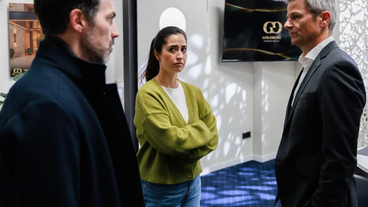 Esma (Özge Delioglan) legt sich zu Ferhats (Harun Yildirim, l.) Missfallen mit Benedikt (Jens Hajek) an.