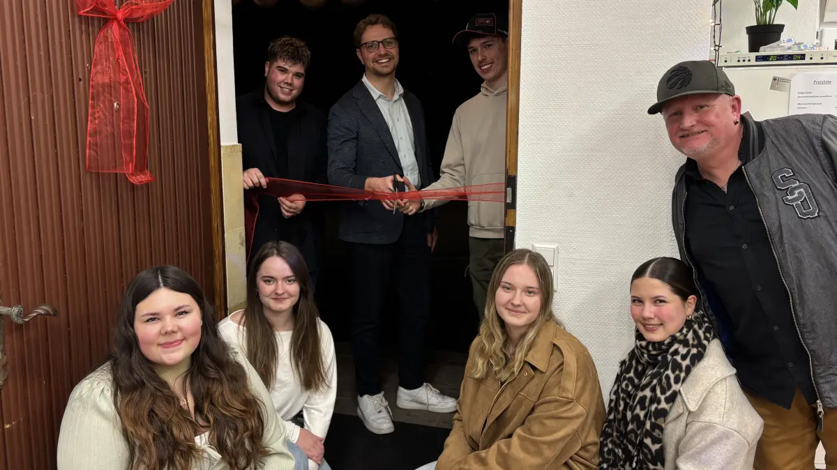 Die neuen Jugendsprecher Kevin Knoll und Ben Moll (hinten) eröffnen zusammen mit Bürgermeister Simon Baier (hinten Mitte) das Waschhäusle in Ödenwaldstetten, das nach einer Renovierungspause wieder als Jugendzentrum geöffnet hat. Raimund Jäger (rechts) hat die Jugendlichen unterstützt.