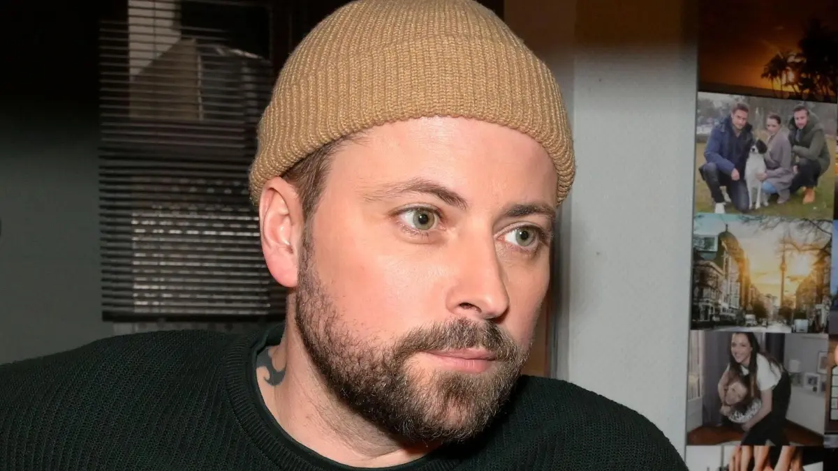 John (Felix von Jascheroff) geht Erik derzeit aus dem Weg.