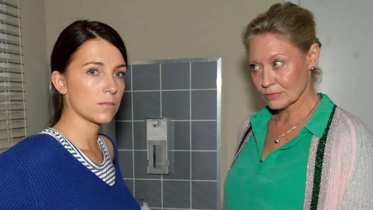 Beim ernsten Gespräch mit Frau Albrecht (Anne Rathsfeld, r.) wird Lilly (Iris Mareike Steen) klar, dass sie in ihrem Leben etwas ändern sollte.
