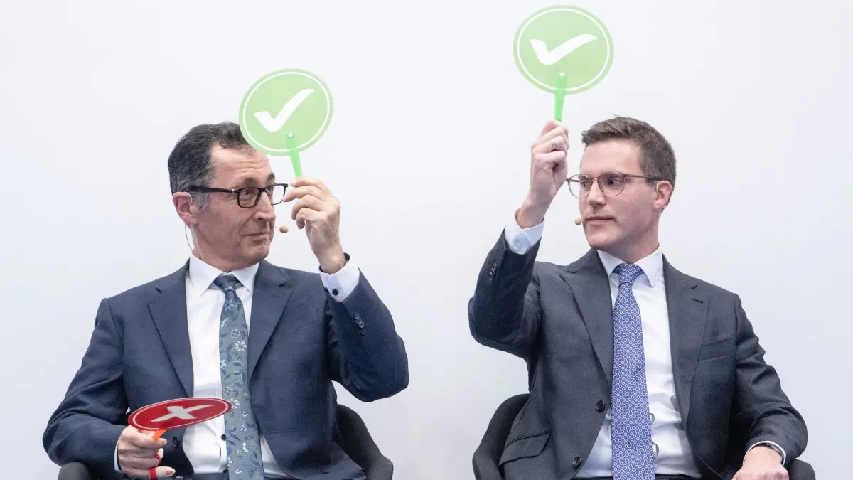 Kandidaten beim Handelskammertag Baden-Württemberg: ARCHIV - 13.11.2025, Baden-Württemberg, Stuttgart: Die Spitzenkandidaten zur Landtagswahl in Baden-Württemberg, Manuel Hagel (CDU, r), und Cem Özdemir (Bündnis 90/Die Grünen) sitzen bei einer Veranstaltung der BWIHK auf der Bühne. Vor der Landtagswahl 2026 brachte der Baden-Württembergische Industrie- und Handelskammertag (BWIHK) die Spitzenkandidaten bei einer Veranstaltung zusammen. (zu dpa: «Diese 21 Parteien treten zur Landtagswahl an») Foto: Marijan Murat/dpa +++ dpa-Bildfunk +++