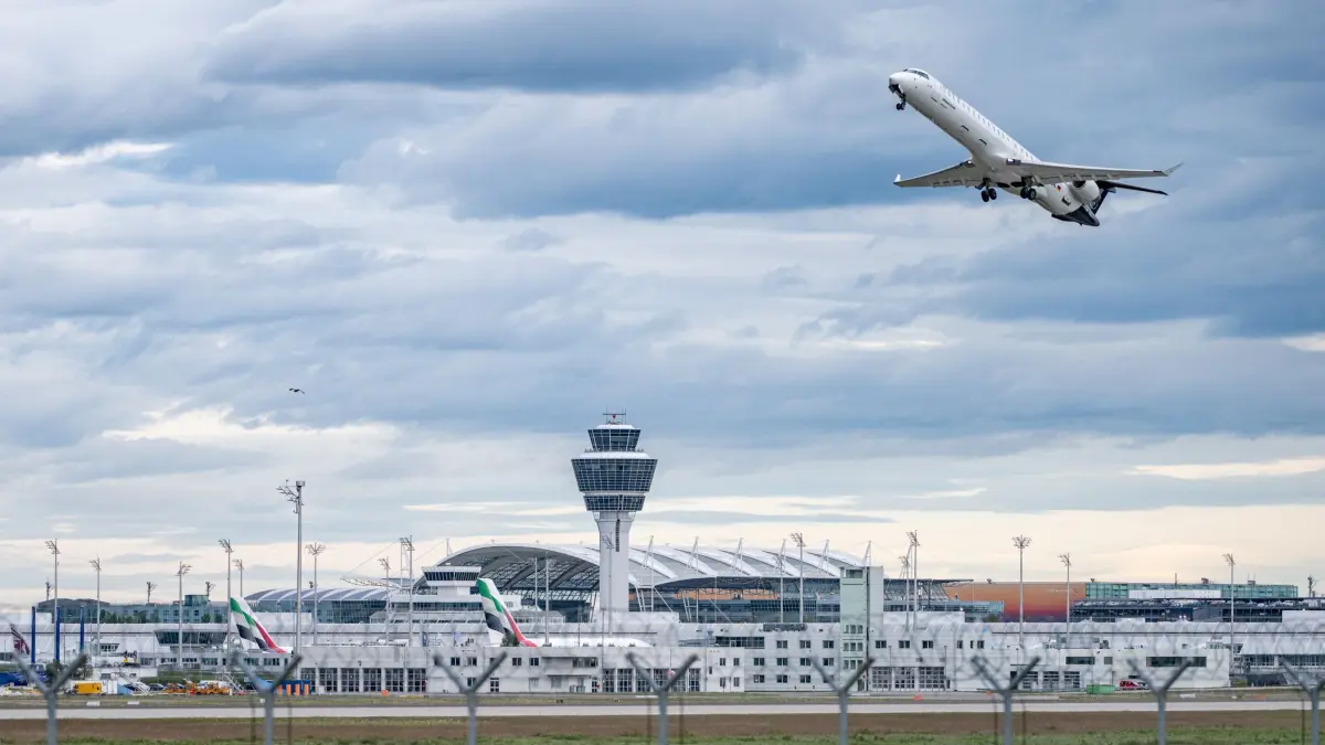 Flughafen München: ARCHIV - 04.10.2025, Bayern, München: Ein Flugzeug startet am Münchner Flughafen. Nach Sichtungen von Drohnen wurde der Flugbetrieb am Samstagmorgen wieder aufgenommen. (zu dpa: «Dutzende Flüge nach Beginn des Iran-Krieges ausgefallen») Foto: Armin Weigel/dpa +++ dpa-Bildfunk +++