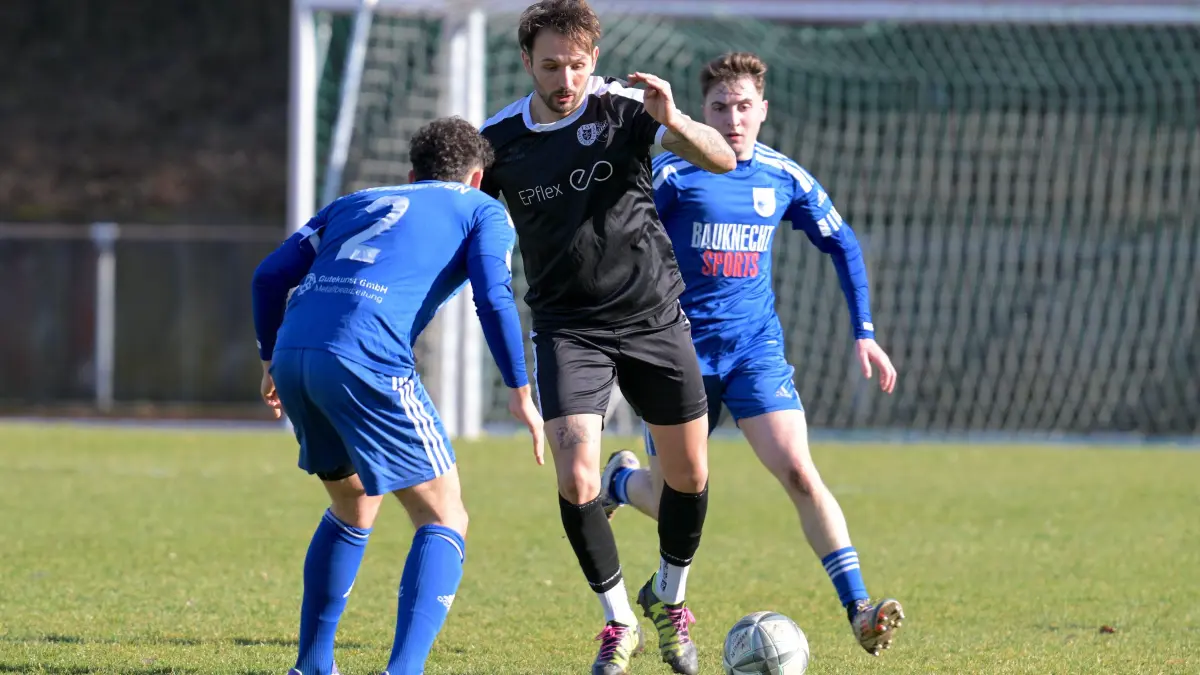 Fussball BL | SGM Dettingen/Glems vs. SV Zainingen: Fussball BL | SGM Dettingen/Glems (schwarz) vs. SV Zainingen (blau) // 2026-03-01 // Foto: Joachim Baur // #9 Marco Blazevic (SGM Dettingen-Glems) / #2 Rafael da Silva (SV Zainingen)