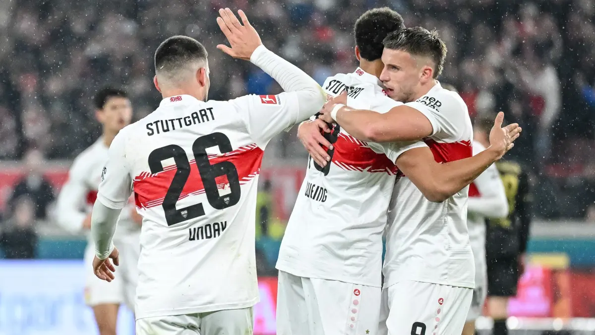 VfB Stuttgart - 1. FC Köln: ARCHIV - 14.02.2026, Baden-Württemberg, Stuttgart: Fußball: Bundesliga, VfB Stuttgart - 1. FC Köln, 22. Spieltag, MHPArena. Deniz Undav (l, VfB Stuttgart), Jamie Leweling (VfB Stuttgart) und Ermedin Demirović (VfB Stuttgart) jubeln nach dem Tor zum 1:0. (zu dpa: «Leweling, Undav und Führich: Werbung in eigener Sache») Foto: Harry Langer/dpa - WICHTIGER HINWEIS: Gemäß den Vorgaben der DFL Deutsche Fußball Liga bzw. des DFB Deutscher Fußball-Bund ist es untersagt, in dem Stadion und/oder vom Spiel angefertigte Fotoaufnahmen in Form von Sequenzbildern und/oder videoähnlichen Fotostrecken zu verwerten bzw. verwerten zu lassen. +++ dpa-Bildfunk +++