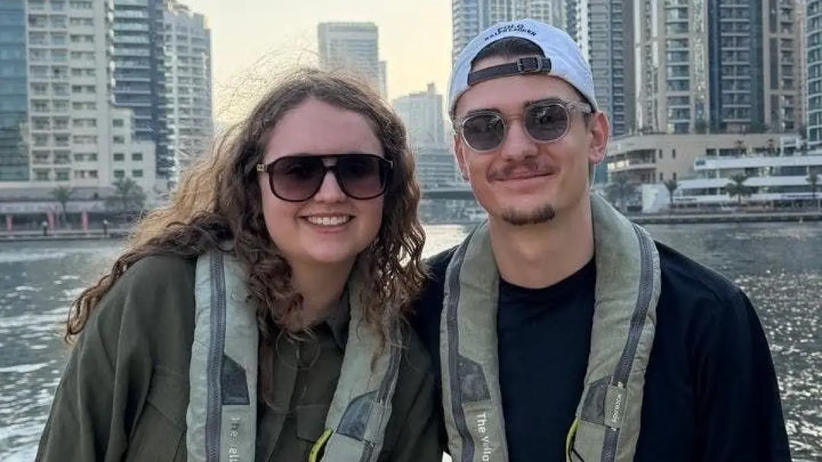 Julien Buck mit seiner Freundin Antonia beim Speedbootfahren vor Dubai-Kulisse – nun sind die beiden froh, zuhause zu sein