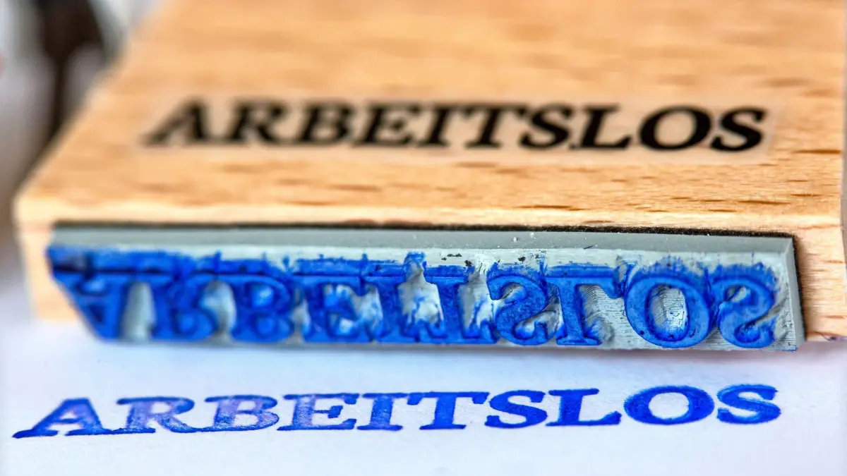 ARCHIV - 27.04.2016, Mecklenburg-Vorpommern, Schwerin: ILLUSTRATION - Ein Stempel mit der Aufschrift "Arbeitslos" ist am 28.04.2016 in Schwerin (Mecklenburg-Vorpommern) zu sehen (gestelltes Foto). (zu dpa: «Aus nach fast 500 Jahren: Papierfabrik macht dicht») Foto: Jens Büttner/dpa +++ dpa-Bildfunk +++