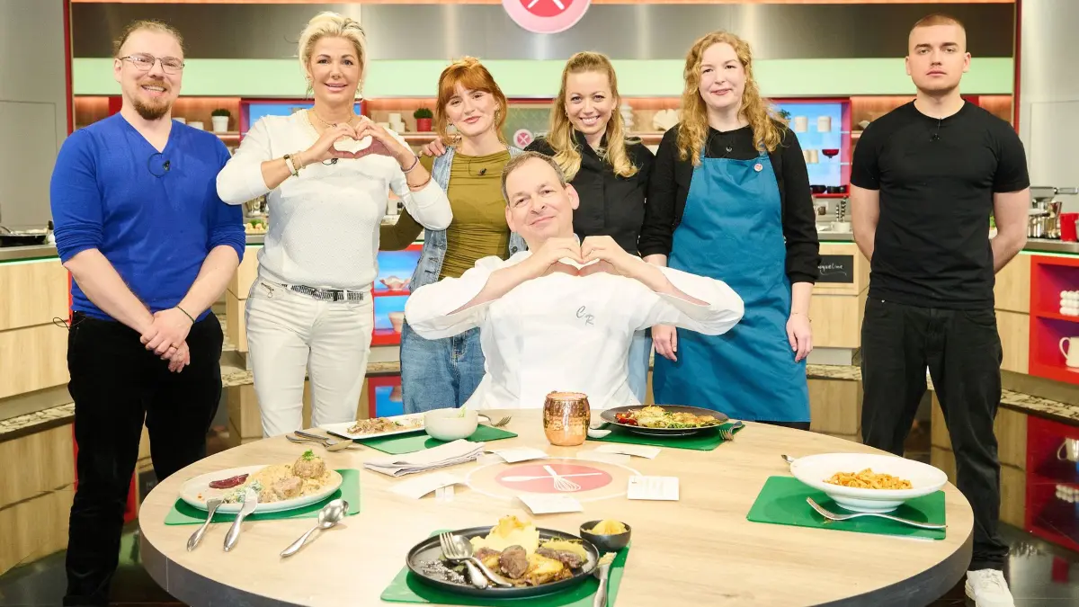 Von links: Kandidaten Marcel Höflich, Karin Kool, Kezaya Kaba, Juror Christoph Rüffer, Moderatorin Zora Klipp, Kandidaten Jacqueline Glasmeyer und Luca Soltau