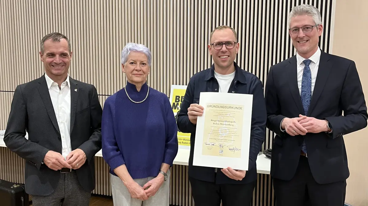 Gemeindetagspräsident Steffen Jäger (von rechts), Koordinator Bürgermeister Ferdinand Truffner (Gemeinde Empfingen), Vizepräsidentin Monika Bormann (Blasmusikverband Baden-Württemberg) und Bürgermeister Frank Buß (Stadt Plochingen) bei der Gründung im Musikzentrum Baden-Württemberg.