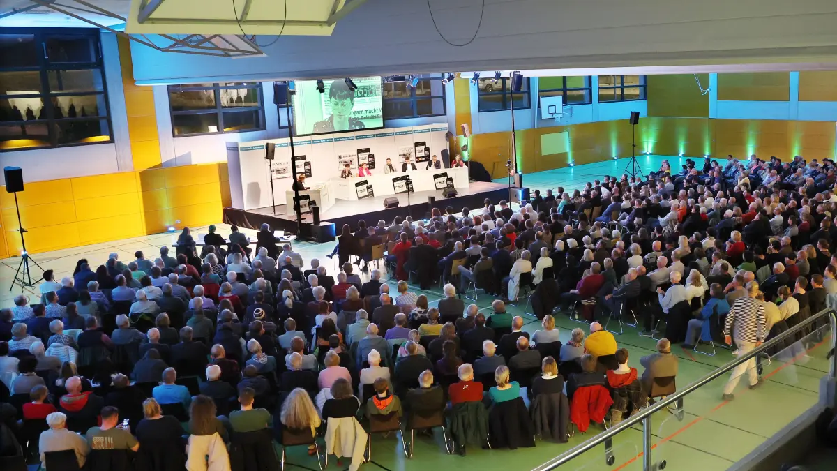 Wahlforum der drei Kreiszeitungen zur Landtagswahl im WahlDie Stühle in der Großsporthalle in Ilshofen waren am Montag voll besetzt.