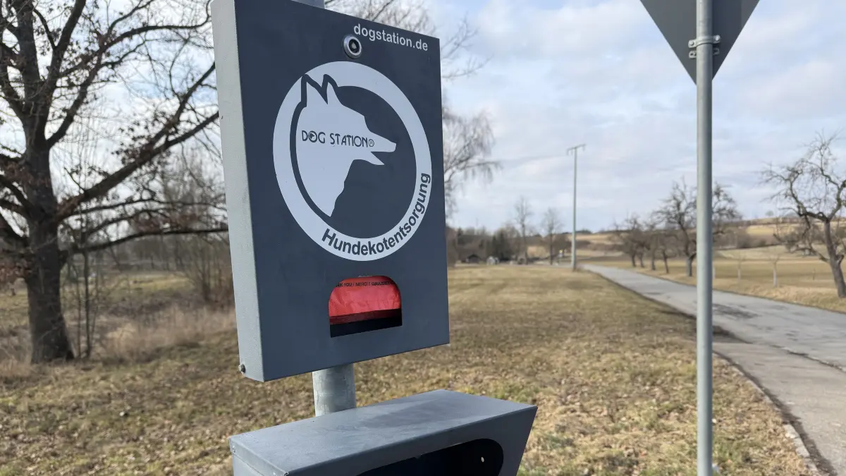 Nachdem der Gemeinderat die Hundesteuer erhöht hat, reagieren Gremium und Verwaltung mit einem offenen Brief. (Unser Bild zeigt die Hundetoilette am Weg zum Tennisclub.)