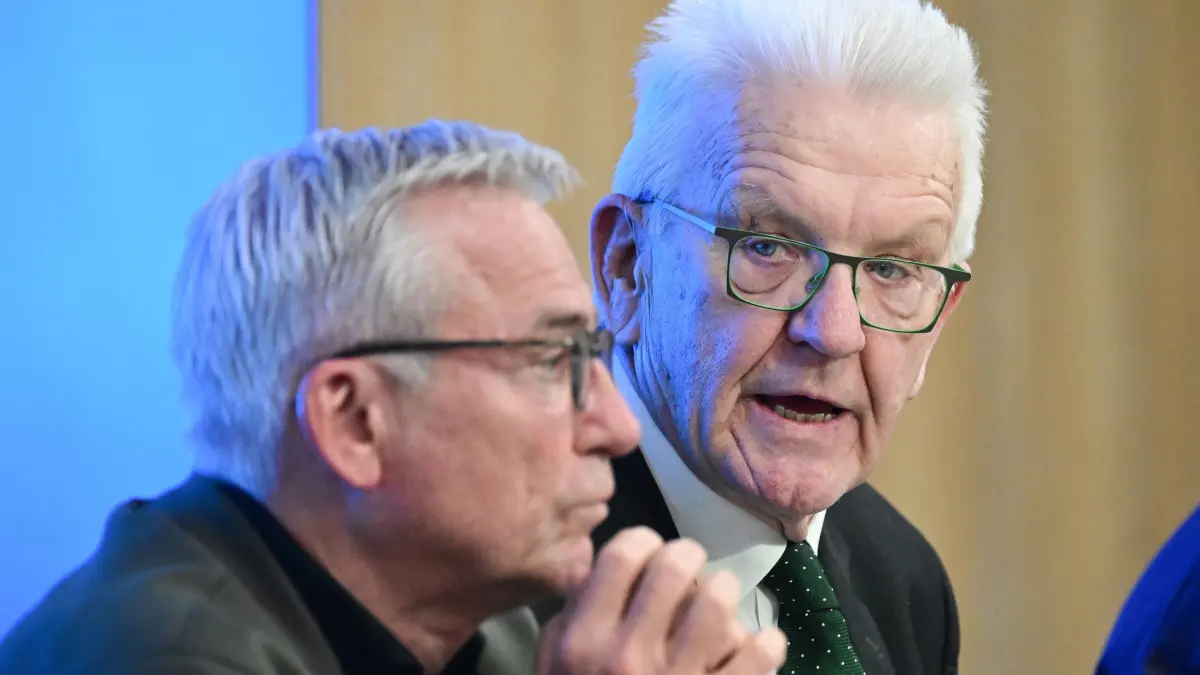Landespressekonferenz mit Ministerpräsident Kretschmann: 03.03.2026, Baden-Württemberg, Stuttgart: Thomas Strobl (l, CDU), Innenminister von Baden-Württemberg, und Winfried Kretschmann (Bündnis 90/Die Grünen), Ministerpräsident von Baden-Württemberg, sprechen bei einer gemeinsamen Regierungs-Pressekonferenz mit Journalisten. Beide wollen aus der Kabinettssitzung berichten und für Fragen zur Verfügung stehen. Foto: Bernd Weißbrod/dpa +++ dpa-Bildfunk +++