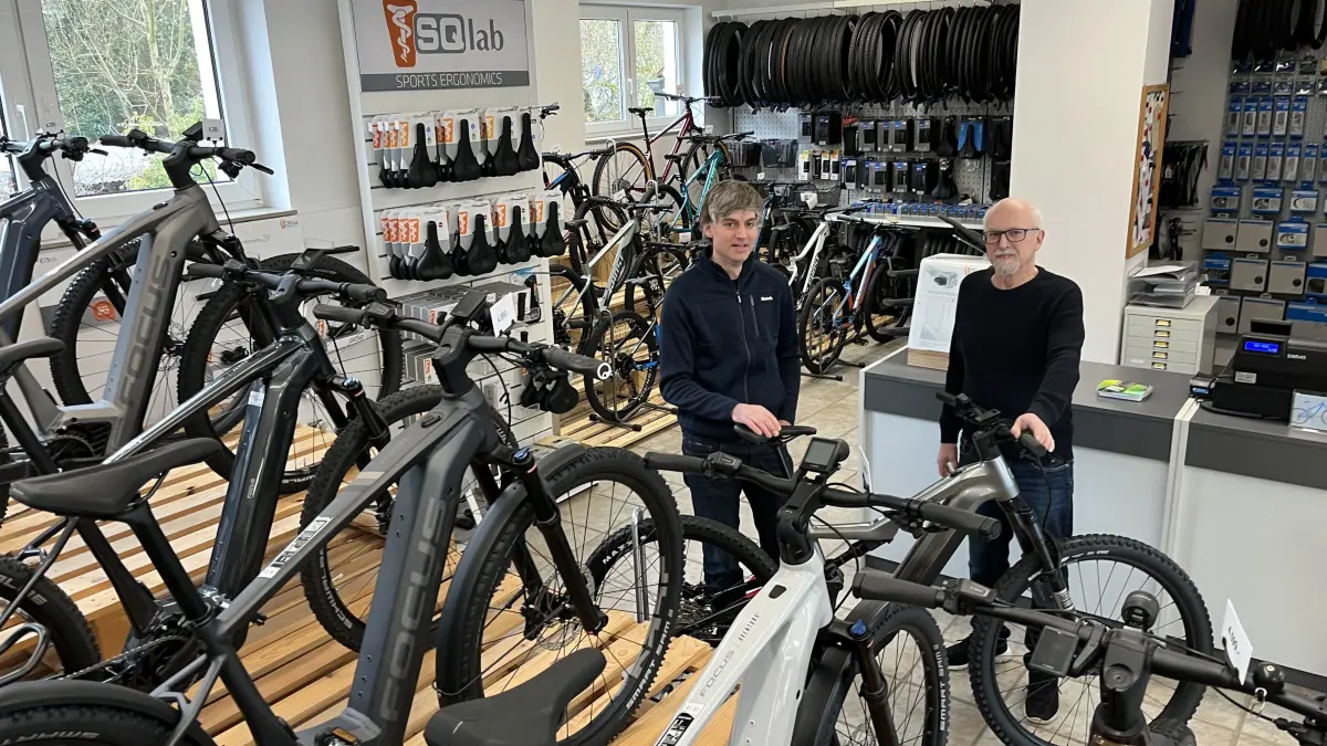Bernd Käppeler und sein Vater Hans Käppeler in dem Blaubeurer Traditions-Fahrradladen Fahrrad Käppeler.