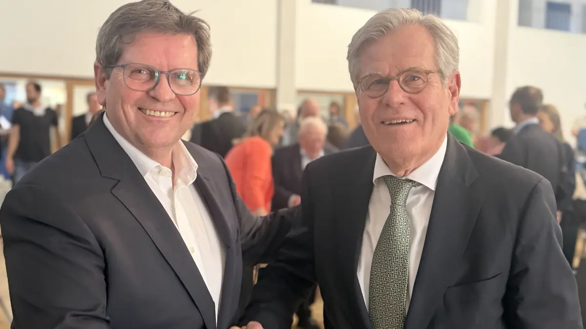 Abschied an der Urspringschule: Dr. Rainer Wetzler (links) gibt das Amt als Vorstand ab. Thomas Palm, der Vorsitzende des Stiftungsrats, würdigte seine Verdienste.