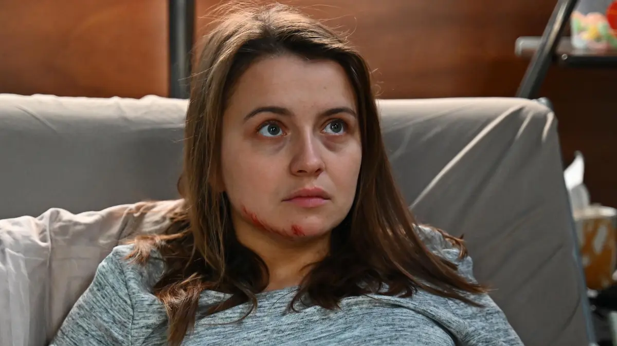 Lucie Ziegler (Julia Wiedemann) überschreitet ihre Grenzen und fällt aus dem Bett.
