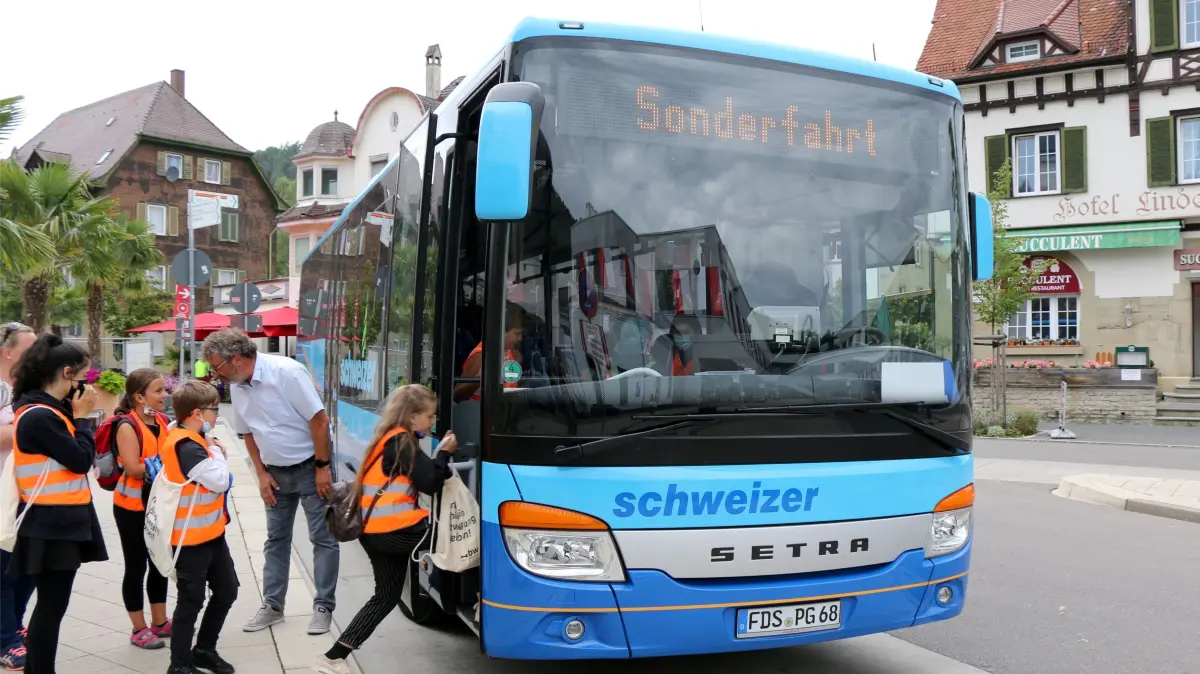 Am Jugendnahverkehrstag 2022 wurde Kindern in Horb das richtige Verhalten im ÖPNV vermittelt. Jetzt ärgern sich Eltern im Landkreis Freudenstadt, dass sie für die Busfahrten ihrer Kinder mehr zahlen müssen.