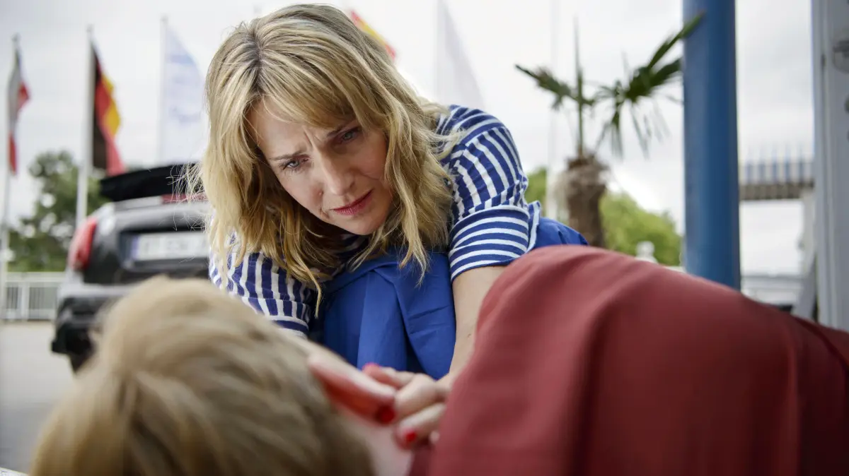 In „Praxis mit Meerblick – Der Dickkopf“ kümmert sich Nora Kaminski (Tanja Wedhorn) um zahlreiche Patientinnen und Patienten.