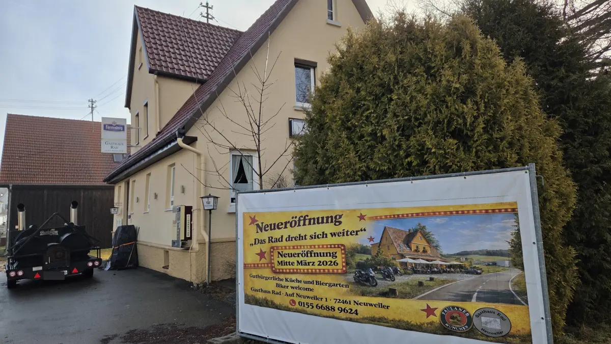 Ein Banner vor dem "Rad" kündigt die Neueröffnung bereits an: Mitte März wird dem Traditionsgasthaus auf dem Tailfinger Neuweiler neues Leben eingehaucht.
