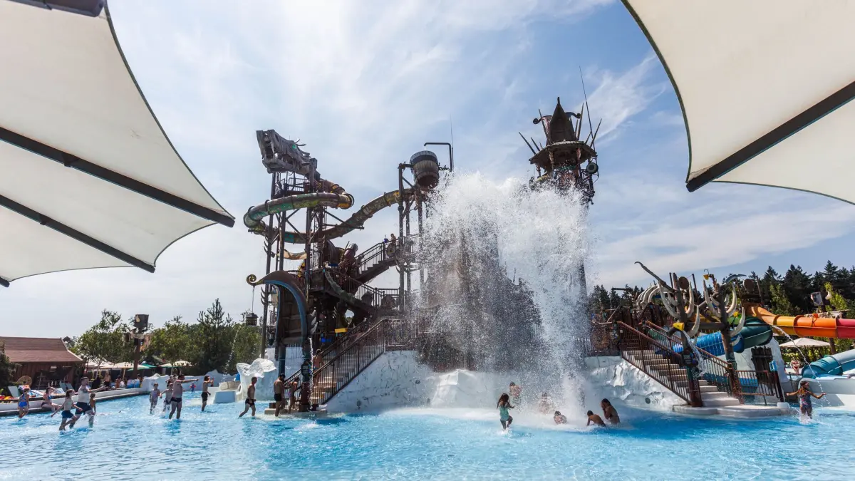 Wasserpark Rulantica: ARCHIV - 19.07.2024, Baden-Württemberg, Rust: Wasser fällt aus einer Attraktion auf Menschen, die im Wasserpark Rulantica baden. Von dort soll ein Mann sein Mädchen weggelockt und in einem Wald missbraucht haben. (zu dpa: «Urteil im Rulantica-Prozess erwartet») Foto: Philipp von Ditfurth/dpa - ACHTUNG: Verwendung nur im vollen Format +++ dpa-Bildfunk +++