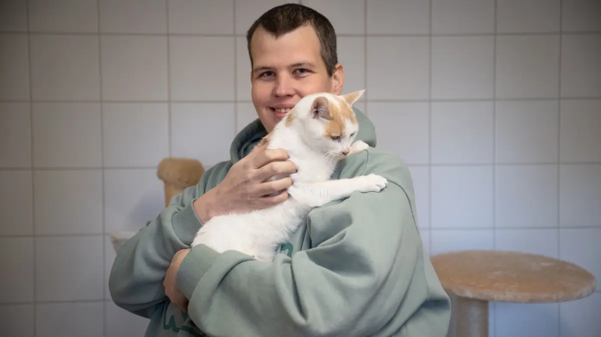 Steffen Töllner, neuer Tierheimleiter mit Katze Shady.