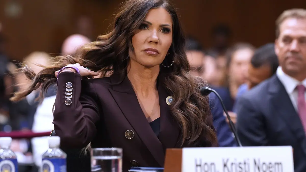 US-Ministerin für Heimatschutz vor Justizausschuss des Senats: 03.03.2026, USA, Washington: Die US-Ministerin für Heimtschutz, Kristi Noem, erscheint zu einer Anhörung vor dem Justizausschuss des Senats im Kapitol. Foto: J. Scott Applewhite/AP/dpa +++ dpa-Bildfunk +++
