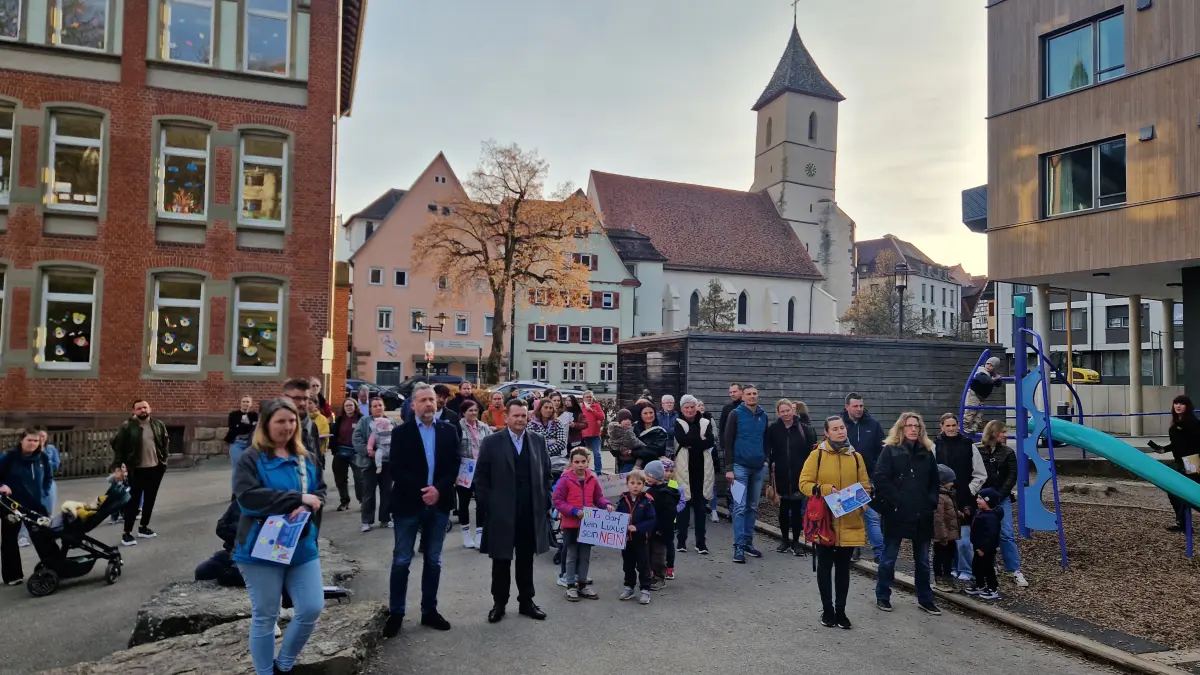 Präsenz zeigen: Unter den Augen einiger Gemeinderatsmitglieder machten die Deosntranten deutlich, dass die Belastungsgrenze erreicht ist. Die Kulisse aus Plakaten und Trillerpfeifen bildete den Rahmen für die Übergabe des „Buchs der Sorgen“ an die Stadtverwaltung.