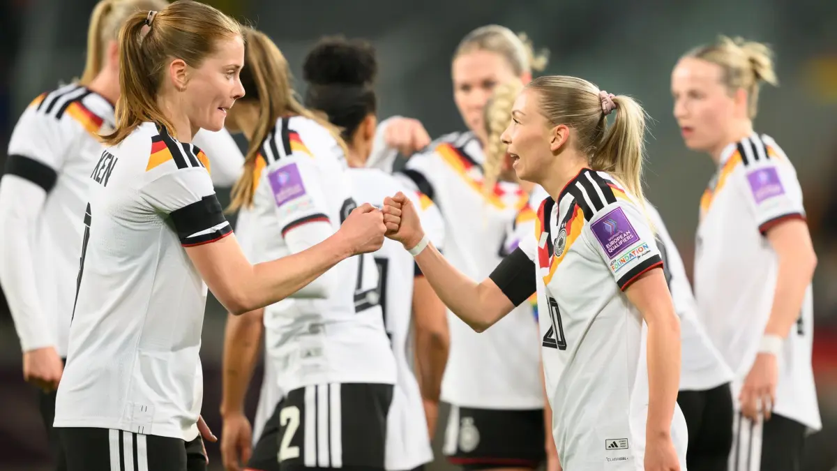 Deutschland - Slowenien: 03.03.2026, Sachsen, Dresden: Fußball, Frauen: WM-Qualifikation Europa Frauen, Deutschland - Slowenien, Liga A, Gruppe D, 1. Spieltag, Rudolf-Harbig-Stadion, Elisa Senß (Deutschland, r) jubelt nach ihrem Tor zum 2:0 mit Sjoeke Nüsken (Deutschland). Foto: Robert Michael/dpa +++ dpa-Bildfunk +++