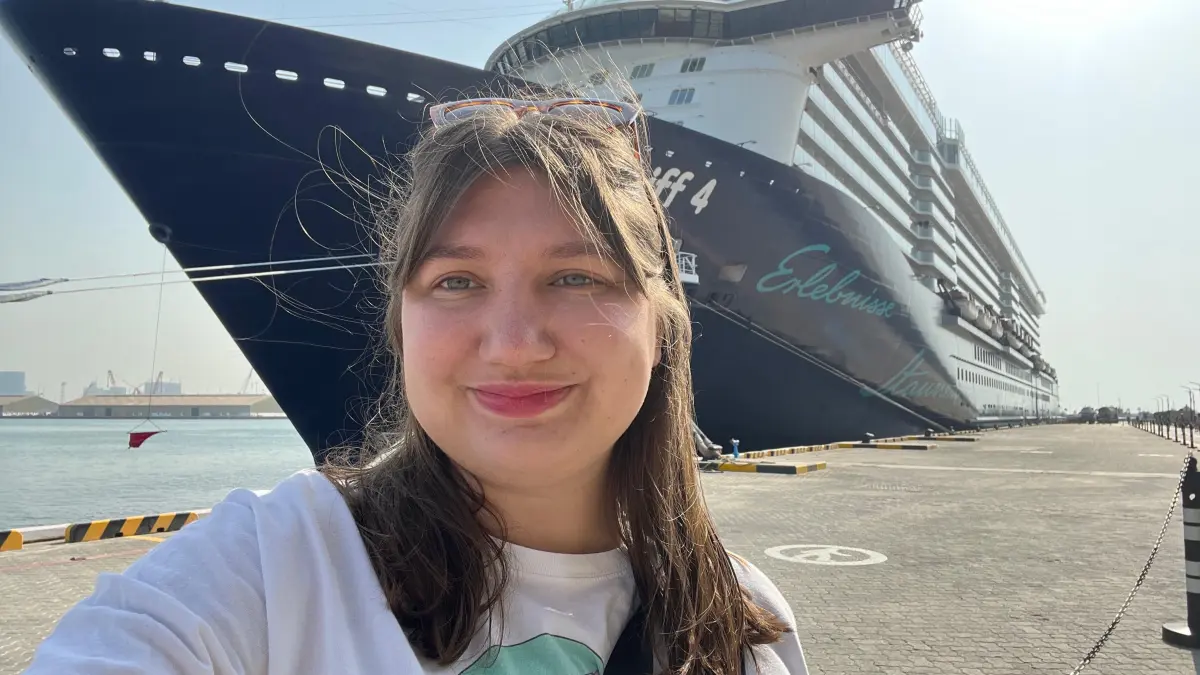 Lotta Bürker ist mit ihrer Familie weiterhin auf der „Mein Schiff 4“ in Abu Dhabi gestrandet.