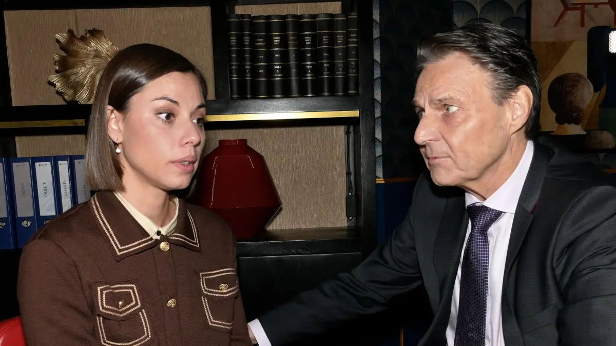 Matilda (Anna-Katharina Fecher) heult sich bei ihrem Vater Jo Gerner (Wolfgang Bahro) aus.