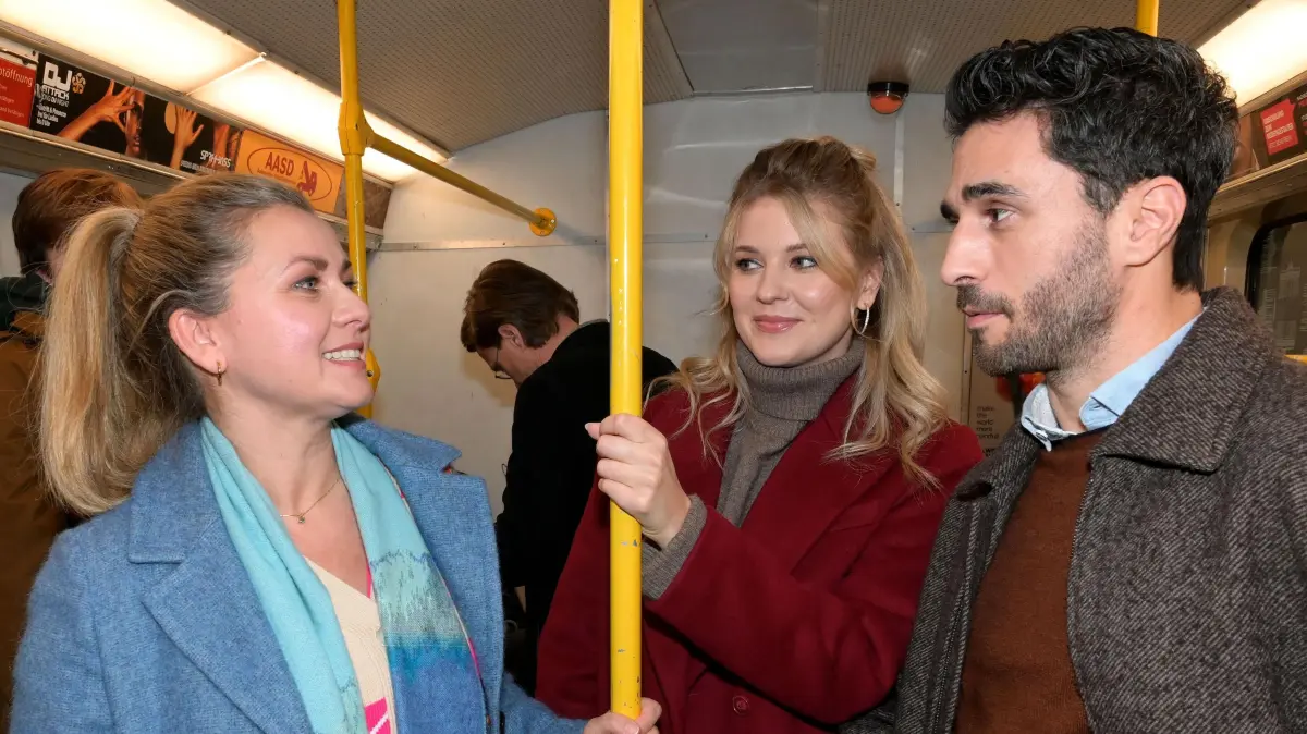 Alicia (Josefin Bressel, M.) hat das Gefühl, dass ihre Mutter Sabine (Jessica Boehrs) langsam in Berlin ankommt. Doch Tobias (Jan Kittmann) bekommt Zweifel daran.