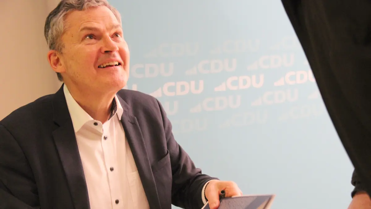 Veranstaltung der CDU in Schwäbisch Hall: Buchvorstellung und Talk mit Roderich Kiesewetter und Isabell Rathgeb in der Goethe-Mensa in Hall. Kiesewetter stellt sein Buch " Was wollen wir? Was können wir?" vor und stellt sich der Diskussion