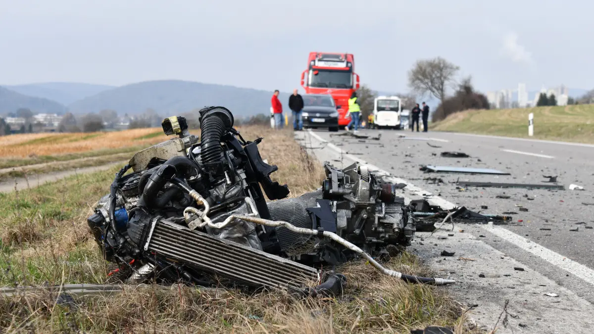 Tödlicher Verkehrsunfall auf der B492 zwischen Ehingen und Allmendingen. Für den Fahrer des Opel kam jede Hilfe zu spät.