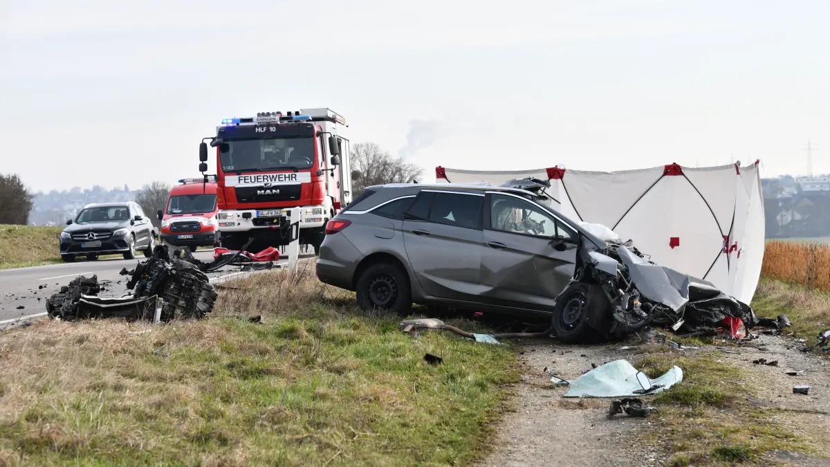 Tödlicher Verkehrsunfall auf der B492 zwischen Ehingen und Allmendingen. Für den Fahrer des Opel kam jede Hilfe zu spät.
