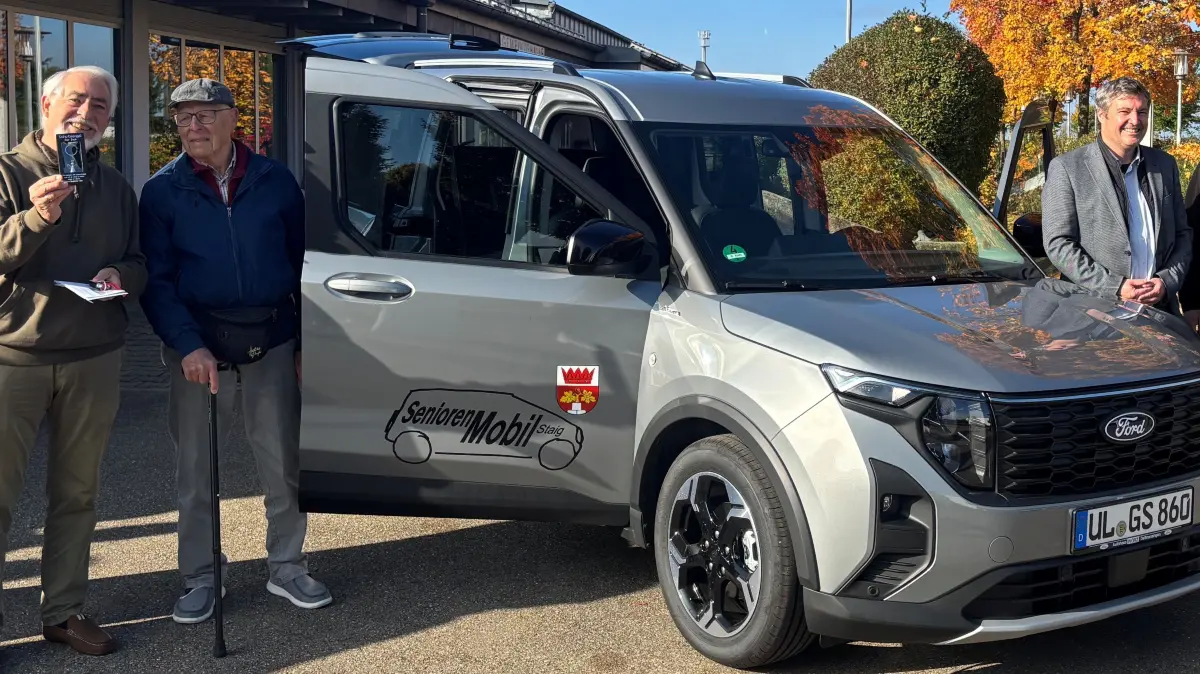 Seniorenmobil Staig, v. links: Josef Bräutigam, Initiator Günter Erhard, Bürgermeister Sascha Erlewein, Christian Wörz von der Ford-Vertretung Wörz in Erbach-Dellmensingen
