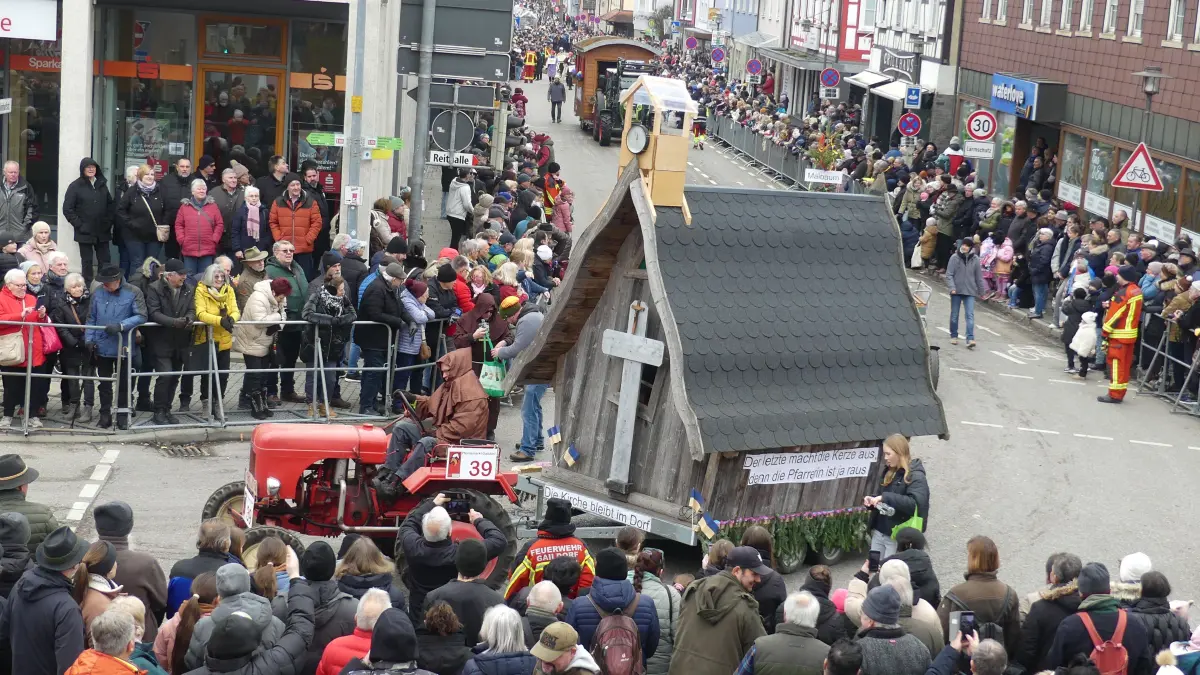 Die Kirche bleibt im Dorf: Erster Platz Wagenprämierung Pferdemarkt, Heimat- und Kulturverein Fichtenberg