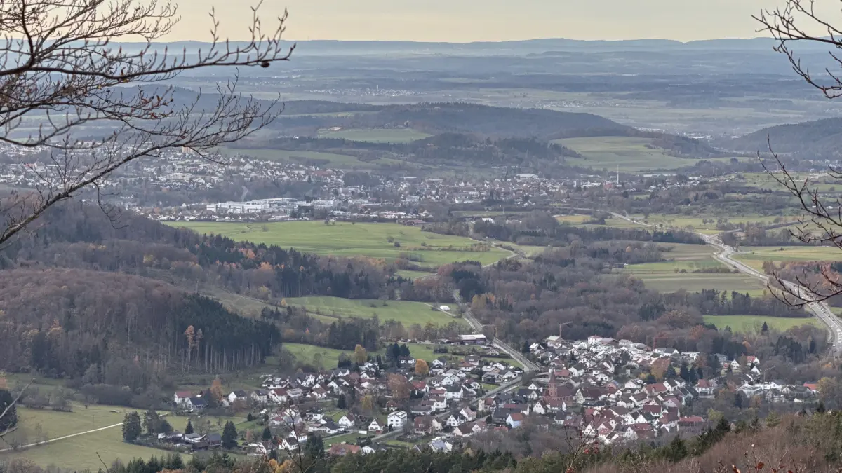 Idyllisch liegt Hechingens Ortsteil Schlatt im Killertal. Am rechten Bildrand zu sehen ist die B32, links davon die Stadt Hechingen. Das Bild entstand vom Wanderweg entlang des Albtraufs zum Köhlberg.