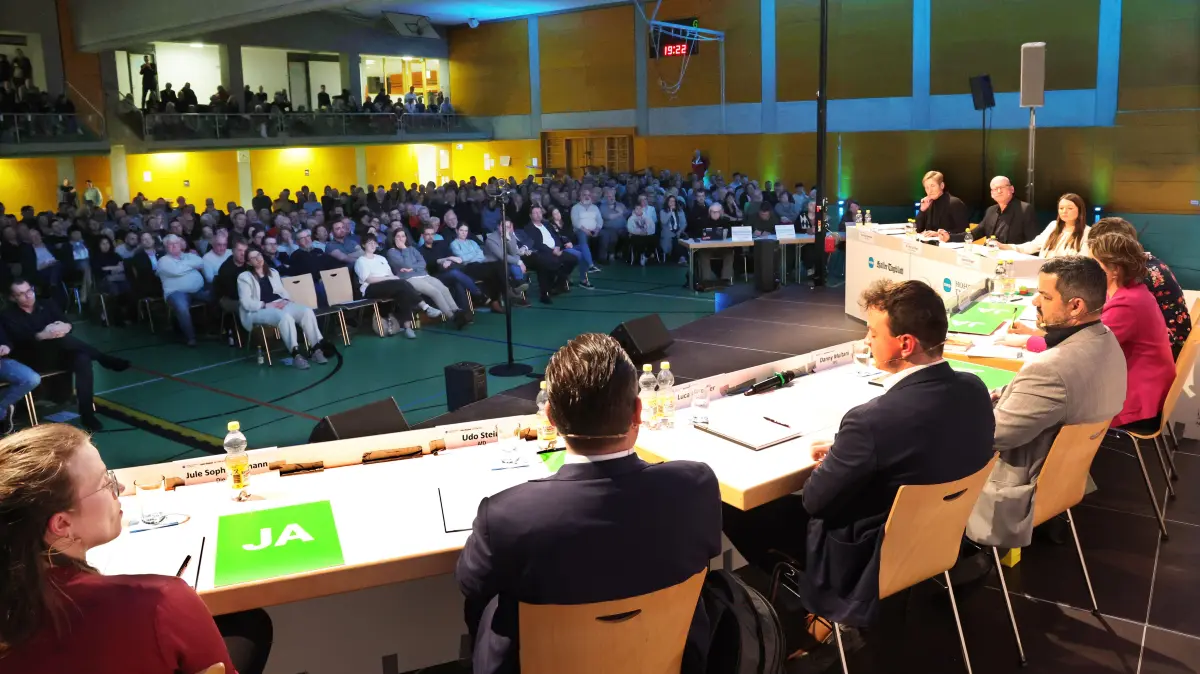 In der Großsporthalle stellen sich beim Wahlforum der drei Tageszeitungen Haller Tagblatt, Hohenloher Tagblatt und Rundschau Gaildorf am Montagabend die Kandidatinnen und Kandidaten vor 800 Besucherinnen und Besuchern den Fragen von Christine Hofmann (Teamleiterin Hohenloher Tagblatt), Verena Köger (Teamleiterin Rundschau) und Redaktionsleiter Dr. Marcus Haas (ganz rechts). Es kandidieren (von links) Jule Eymann (Linke), Udo Stein (AfD), Luca Köngeter (FDP), Danny Multani (SPD), Isabell Rathgeb (CDU) und Lea Geldner (Bündnis 90/Die Grünen).