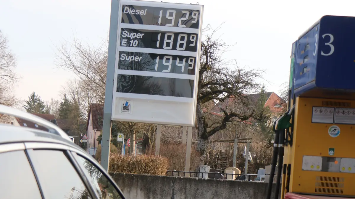 Am Dienstagnachmittag klettert der Diesel-Preis bei manchen Tankstellen sogar bis auf knapp 1,98 Euro. 