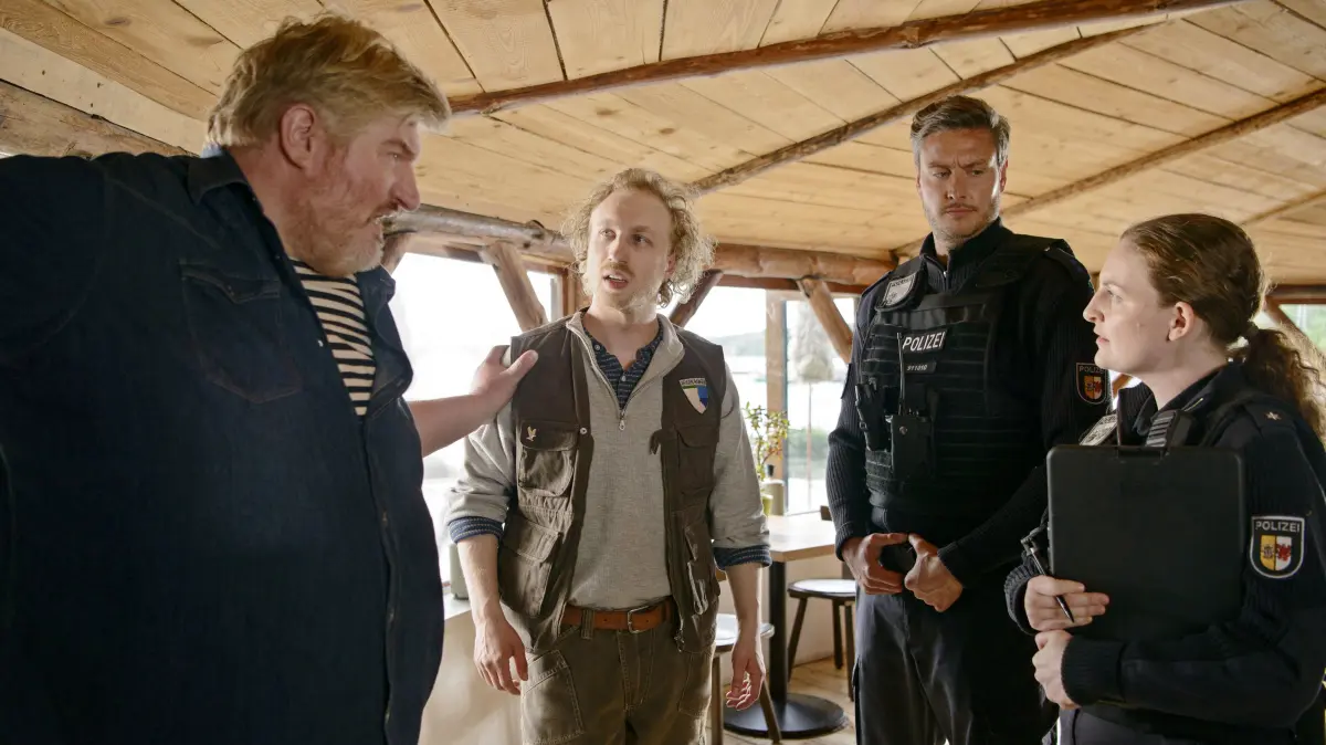 Ole Fleet (Marc Zwinz, l.) widersetzt sich dem Rat seiner Ärztin.