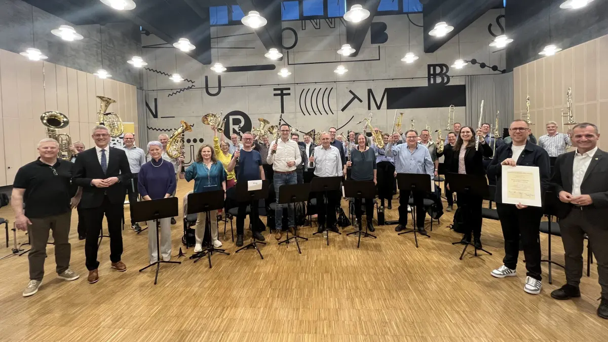 Amtierende und ehemalige Bürgermeister und Oberbürgermeister musizieren gemeinsam in einem Blasorchester. Initiert hat das Ganze der Empfinger TRathauschef Ferdinand Truffer (vorne, Zweiter von rechts).