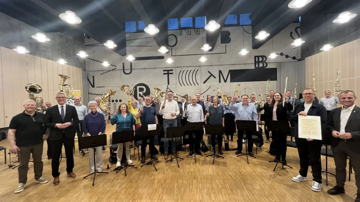 Amtierende und ehemalige Bürgermeister und Oberbürgermeister musizieren gemeinsam in einem Blasorchester. Initiert hat das Ganze der Empfinger TRathauschef Ferdinand Truffer (vorne, Zweiter von rechts).