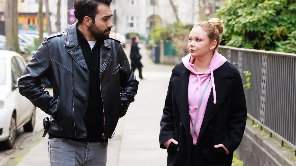 Ronja (Theresa Traser) ist erleichtert, dass sie mit ihrer Einstellung professionelle Anerkennung verdient hat. Links Baris (Metehan Demiröz)