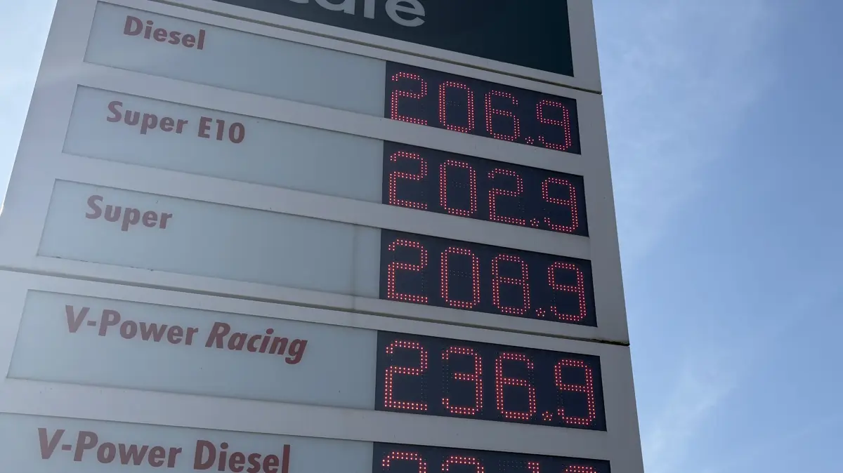 Die Zwei-Euro-Marke ist an dieser Tankstelle in Balingen am Mittwochmittag geknackt.