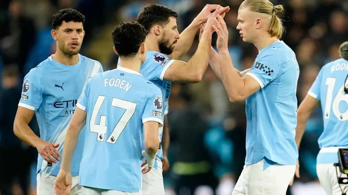 Manchester City - Nottingham Forest: 04.03.2026, Großbritannien, Manchester: Fußball, Männer, Premier League, 29. Spieltag, Manchester City - Nottingham Forest, Etihad Stadium: Erling Haaland (r) von Manchester City wird vor dem Spiel von seinen Teamkollegen begrüßt. Foto: Dave Thompson/AP/dpa +++ dpa-Bildfunk +++