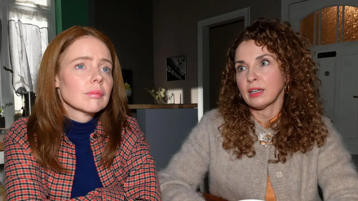 Nina (Maria Wedig, l.) ist die Mutter von Toni (Olivia Marei).