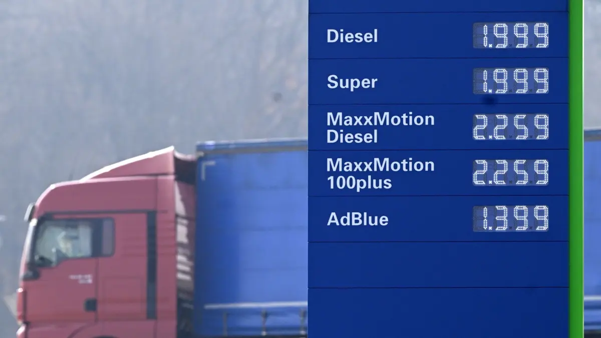 Spritpreise in Österreich: 04.03.2026, Österreich, Gänserndorf: Eine Anzeigetafel der Preise für Benzin, Diesel und AdBlue an einer Tankstelle. Mit dem Beginn des Iran-Kriegs sind die Preise für Rohöl auf dem Weltmarkt kräftig gestiegen. Bereits spürbar sind die Preiserhöhungen bei Benzin und Diesel an manchen Tankstellen. Foto: Harald Schneider/APA/dpa +++ dpa-Bildfunk +++
