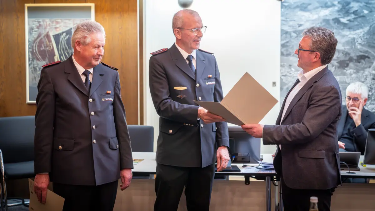 Rolf Buck (urlaubsbedingt abwesend), Dieter Steinhilber (links) und Martin Wessely wurden am Montag zu Ehrenmitgliedern der Belsener Feuerwehrabteilung ernannt. Es gratulierte Oberbürgermeister Michael Bulander.