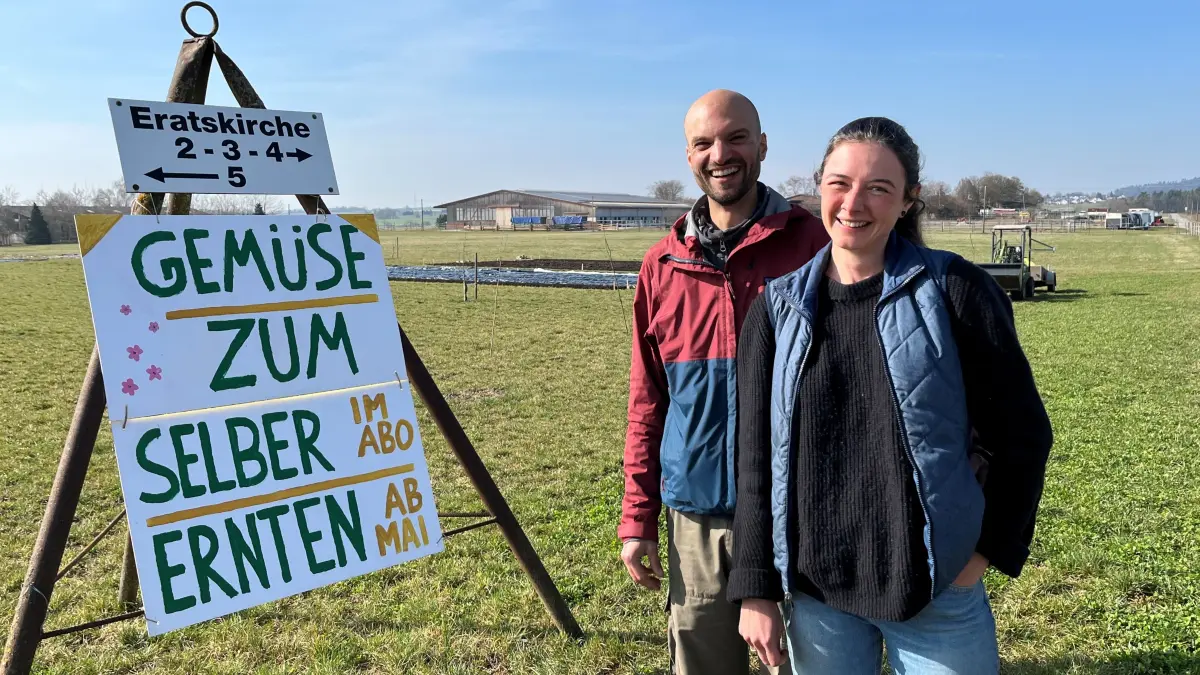 Mia Wilkinson und Simon Hofmeister am Rand ihres Selbsterntegartens Zur Wilden Möhre in Rottenburg