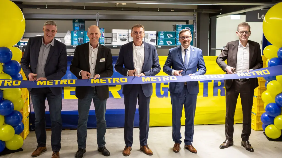 Metro Gastro Gomaringen feierte den Abschluss der Umbauarbeiten mit einem symbolischen Banddurchschnittb (von links): Ulrich Krämer, Regionalmanager Metro Deutschland, Oliver Schmutz, Geschäftsleiter Metro Gomaringen, Roland Ruffing, CEO Metro Deutschland, Steffen Heß, Bürgermeister der Gemeinde Gomaringen, und Jochen Alber, Geschäftsführer Dehoga Baden-Württemberg.