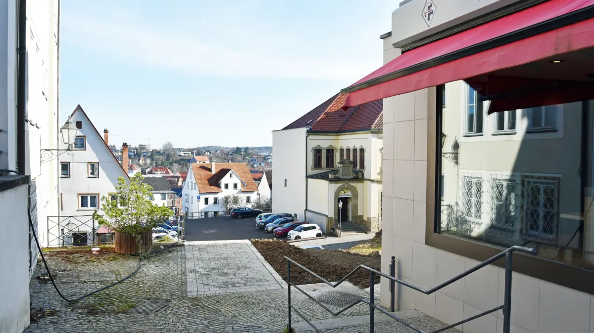 Bis vor wenigen Tagen war an dieser Stelle Endstation: Die abwärts führende Treppe an der Ostseite des Rathauses war gesperrt. Dass man jetzt wieder an einem Durchgangsweg liegt, wird auch die Metzgerei Huber freuen.